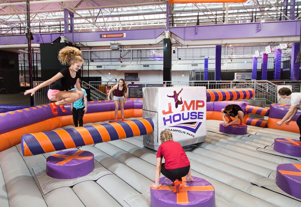 Kinder springen im JUMP House Leipzig